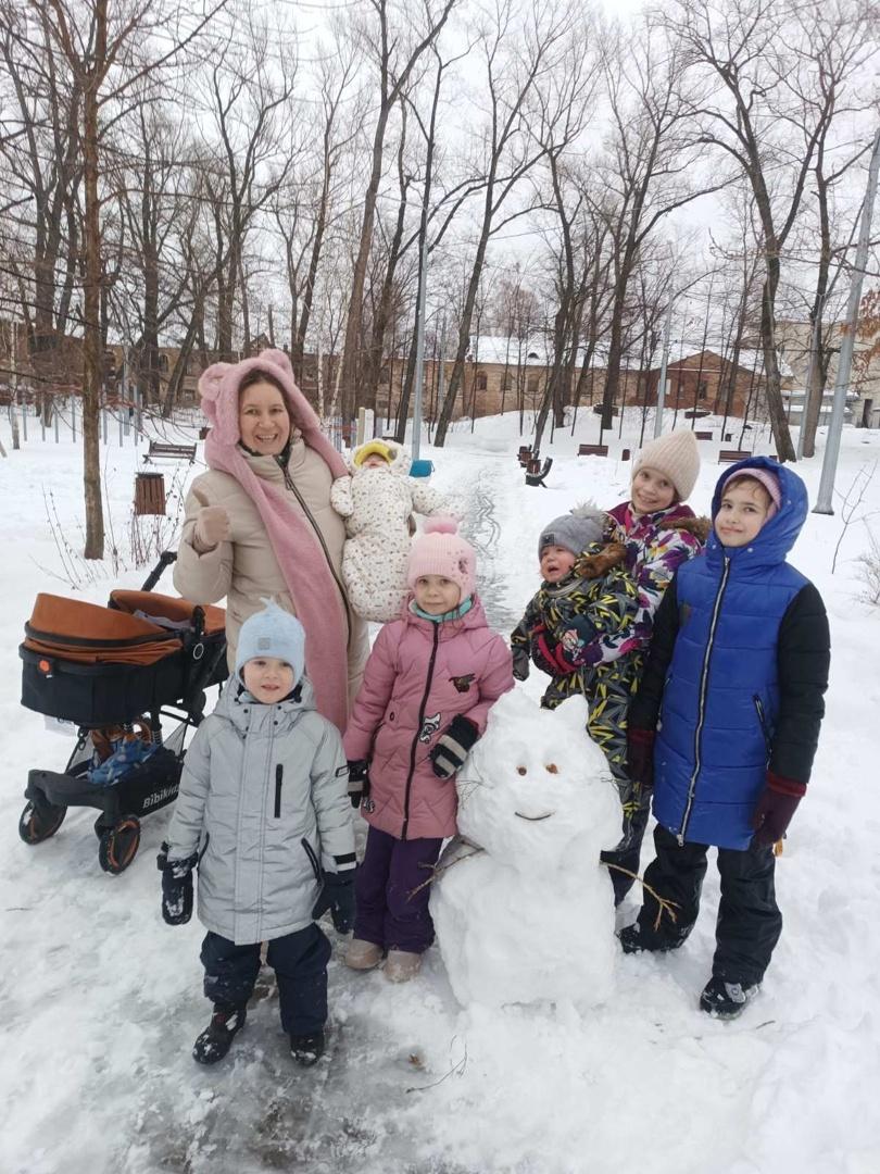 В кругу родных и близких.